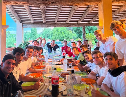 Convidats gaudint de pizzes napolitanes micsas.ff en un sopar